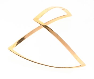 Le bracelet plaqué or a la forme d'un triangle aux lignes courbes.
