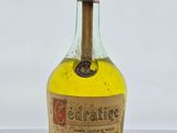 une bouteille contenant un liquide jaune posée sur une table