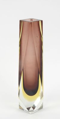 un vase en verre orné d'un motif marron et jaune