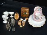 un grand nombre d'objets posés sur une table