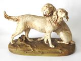 une statue représentant deux chiens debout sur un rocher