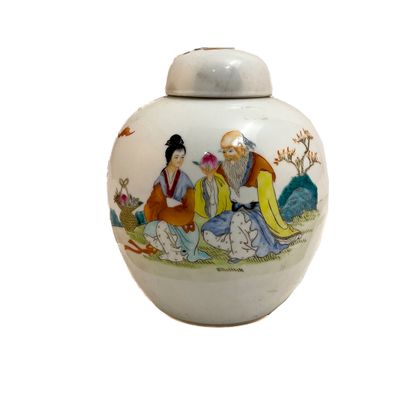 un vase blanc orné d'une peinture, posé par terre