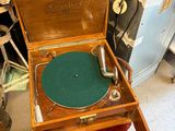 une boîte en bois contenant un tourne-disque