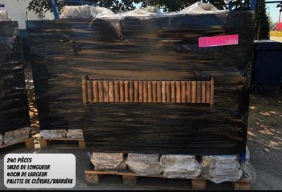 un gros tas de blocs de marbre noir sur une palette