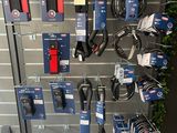 de nombreux modèles de casques exposés dans un magasin