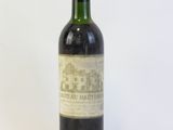 une bouteille de vin posée sur une table