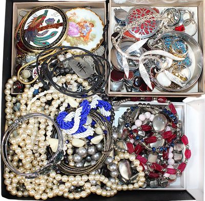 une boîte remplie de bijoux assortis sur une table