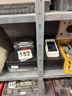 beaucoup d'électronique sur les étagères du magasin