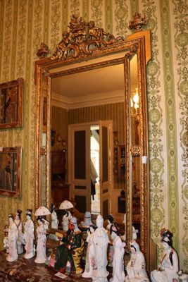 de nombreuses figurines posées sur une table devant un miroir