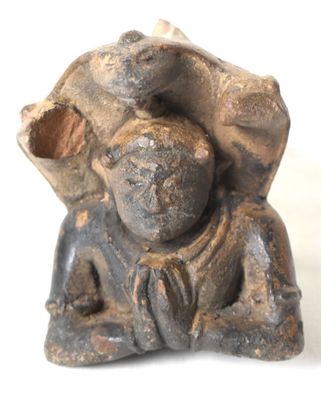 une figurine représentant une femme tenant un enfant dans ses bras