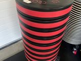 deux appareils de fitness noirs et rouges posés sur un sol noir