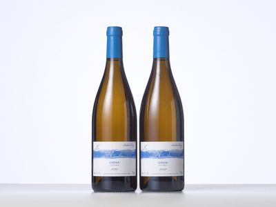 deux bouteilles de vin blanc posées sur une table