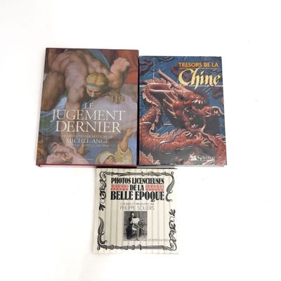 trois livres qui se trouvent l'un à côté de l'autre