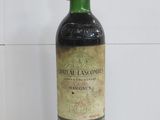 une bouteille de vin posée sur une table