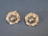 deux paires de boucles d'oreilles en argent ornées de perles, sur un fond bleu