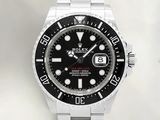 La montre Rolex possède un cadran noir et une lunette noire.