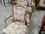 un grand nombre de chaises alignées dans une pièce