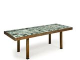 La table est en bois et son plateau est en marbre vert.