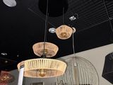 trois lampes suspendues au plafond d'un restaurant
