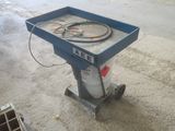 une machine qui se trouve au milieu de la pièce