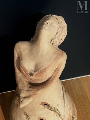 une statue de femme assise sur une table