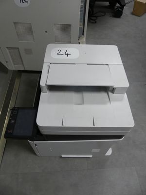 une imprimante posée sur une table