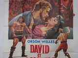 L'affiche du film « David et Goliath » est accrochée au mur.