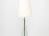 lampe de table avec un pied en verre et un abat-jour blanc