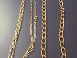 collier plaqué or orné d'une croix et d'une chaîne munie d'un fermoir
