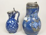 deux vases bleus posés l'un à côté de l'autre sur une table