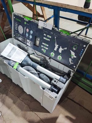 une boîte à outils avec des outils à l'intérieur sur le sol