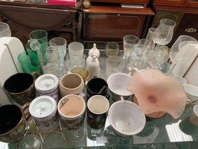 Lot de verrerie et céramique : tasses, verres et divers