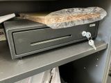 une photo d'un coffre-fort posé sur une étagère dans une pièce