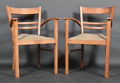 deux chaises en bois placées l'une à côté de l'autre sur une surface grise