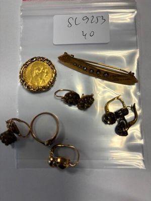 beaucoup de bijoux dans un sac posé sur la table