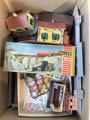 une boîte en carton remplie de jouets assortis et d'autres objets