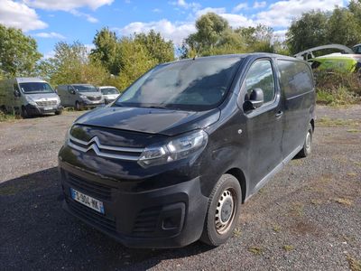 une camionnette noire garée sur un parking avec d'autres voitures