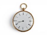 une montre de poche en or avec des chiffres romains sur le cadran