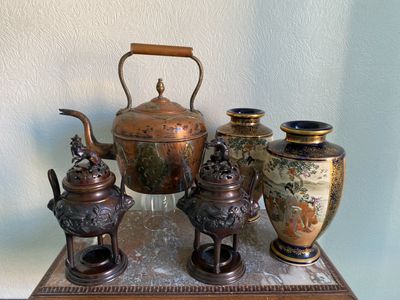 une théière et trois vases posés sur une table