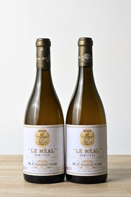 deux bouteilles de vin posées l'une à côté de l'autre sur une table en bois