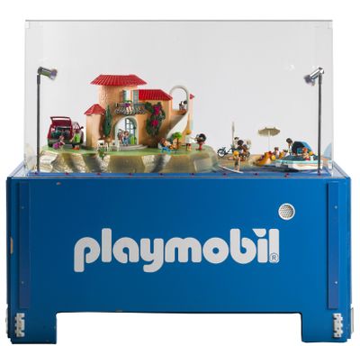 Le Playmobil se trouve dans une vitrine où est exposée une maison de poupées