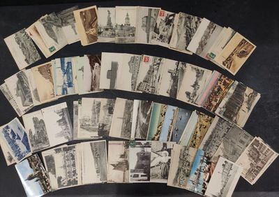 un lot de vieilles cartes postales posées sur une table