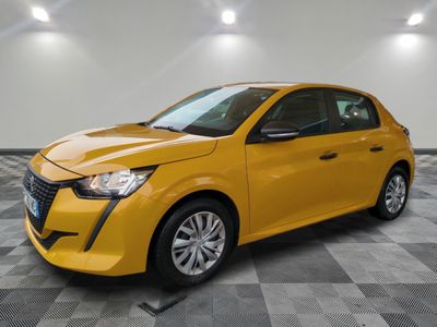 une voiture jaune est garée dans une pièce au sol en damier