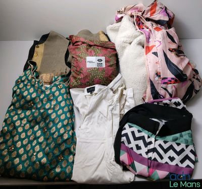 un tas de vêtements posés sur une table