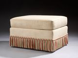 un pouf rembourré orné d'une jupe à rayures rouges, blanches et bleues