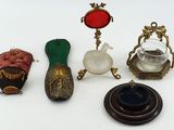 un grand nombre d'objets posés sur une table