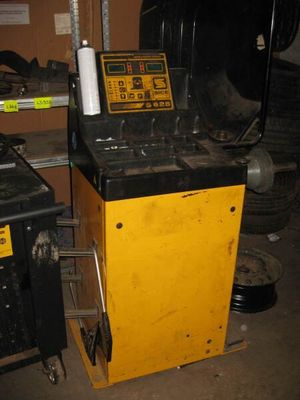 une machine posée sur le sol du garage