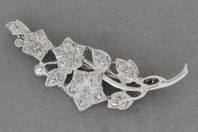 un gros plan d'une broche ornée d'une multitude de diamants
