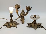 paire de lampes de table anciennes en laiton avec des abat-jours en verre