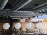 trois lampes suspendues au plafond d'un restaurant